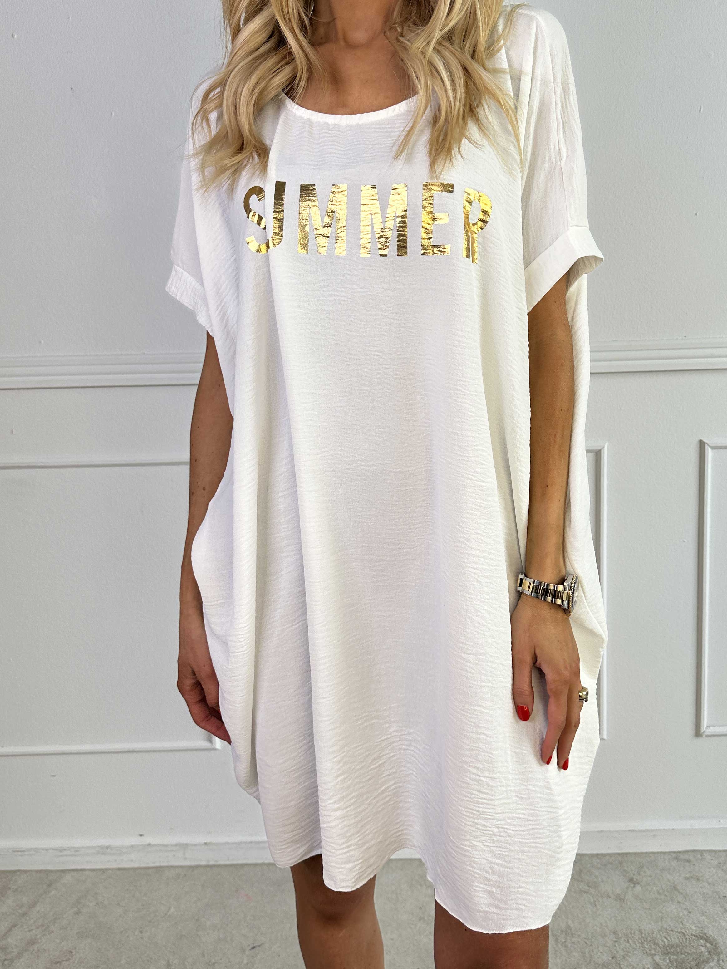 Bine - Sød kjole i løs pasform med guld print på brystet